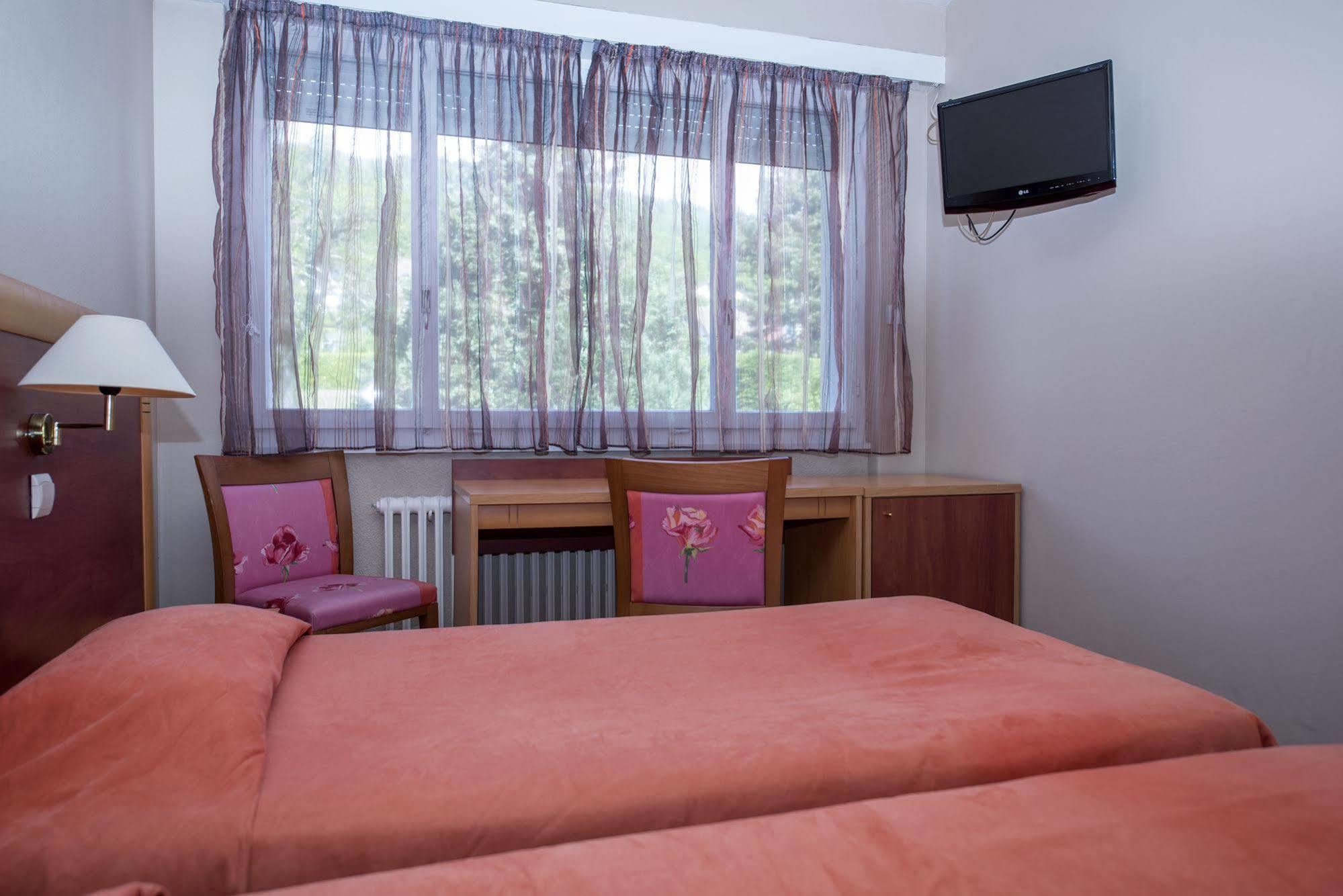 Hotel Le Jura ดีวอน-เล-แบ็ง ภายนอก รูปภาพ